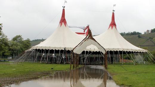 Africa Festival vor der Flutung       -  Das große Zirkuszelt kurz bevor der Main am Samstag über die Ufer trat