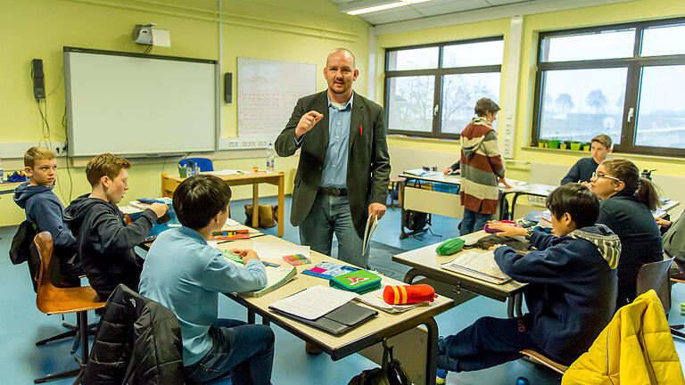 Die International School Mainfranken (ISM) unterrichtet seit 7. November 2016 in den ehemaligen Räumen der US-Highschool auf der ehemaligen amerikanischen Liegenschaft Kessler Field.Als einer von 25 internationalen Lehrern unterrichtet hier Zack Treadway aus Illinois, USA, Englisch. Unterstützt wird er von einer Assistenzlehrerin.