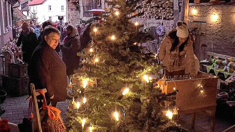 Sehr gut besucht war die Dorfweihnacht am zweiten Advent in Uchenhofen. Sehr gut besucht war die Dorfweihnacht am zweiten Advent in Uchenhofen.