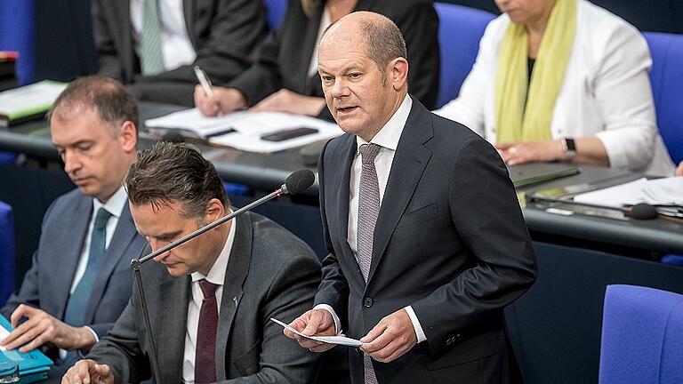 Bundestag       -  Haushaltsdebatte: Bundesfinanzminister Olaf Scholz (SPD) spricht im Bundestag in Berlin.