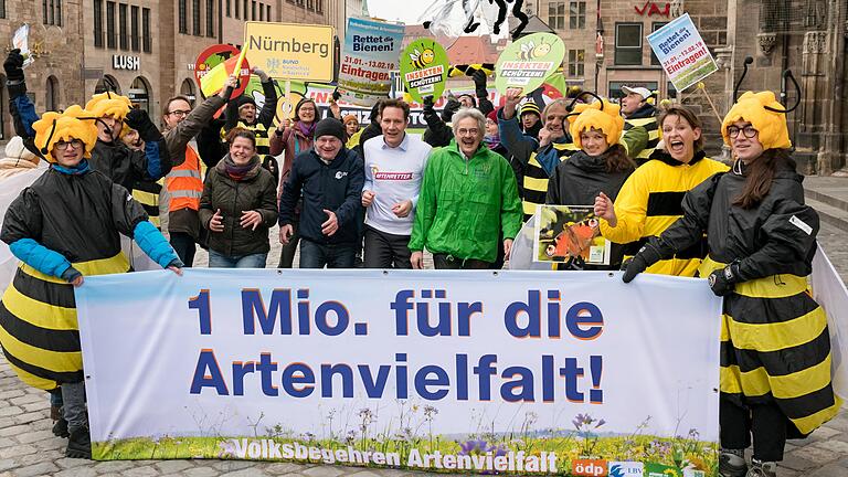 Vor dem Start des Volksbegehrens Artenvielfalt am 30. Januar in Nürnberg: Agnes Becker (ÖDP), Norbert Schäffer (LBV), Ludwig Hartmann (Bündnis 90/Die Grünen) und Richard Mergner (Bund Naturschutz) stehen zusammen mit Unterstützern des Volksbegehrens bei der zentralen Auftaktveranstaltung. Vor dem Start des Volksbegehrens Artenvielfalt am 30. Januar in Nürnberg: Agnes Becker (ÖDP), Norbert Schäffer (LBV), Ludwig Hartmann (Bündnis 90/Die Grünen) und Richard Mergner (Bund Naturschutz) stehen zusammen mit Unterstützern des Volksbegehrens bei der zentralen Auftaktveranstaltung.