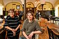 Dorothee Wagner (links) und Petra Perkmann zogen mit ihrem Café Grenzenlos ins Gut am Heuchelhof.