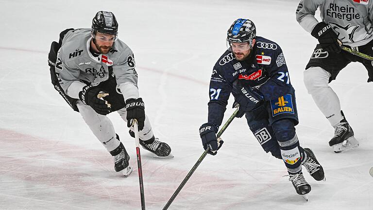 ERC Ingolstadt - Kölner Haie       -  Die Kölner Haie mit Alexandre Grenier (l) verpassten gegen den ERC Ingolstadt um Wayne Simpson (r) den Einzug ins Finale nach Spiel fünf.