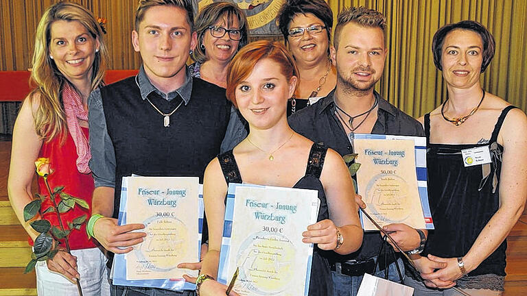 Die Besten mit der Schere: (von links) Andrea Schuhmann, Tobias Falk, Christiane Schwertfeger-Göpfert, Ioanna Paraskeva-Liaku, Birgit Hartbauer, Stefan Trunk und Nicole Hofmann.FRANZ NICKEL Die Besten mit der Schere: (von links) Andrea Schuhmann, Tobias Falk, Christiane Schwertfeger-Göpfert, Ioanna Paraskeva-Liaku, Birgit Hartbauer, Stefan Trunk und Nicole Hofmann.FRANZ NICKEL