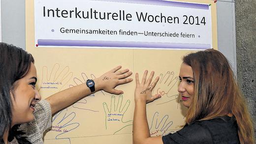 Mitmachaktion zum Auftakt der Interkulturellen Wochen: Berivan Aydin und Melisa Yilmaz hinterlassen ihren Handabdruck für ein „go together“. Mitmachaktion zum Auftakt der Interkulturellen Wochen: Berivan Aydin und Melisa Yilmaz hinterlassen ihren Handabdruck für ein „go together“.