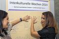 Mitmachaktion zum Auftakt der Interkulturellen Wochen: Berivan Aydin und Melisa Yilmaz hinterlassen ihren Handabdruck für ein &bdquo;go together&ldquo;.