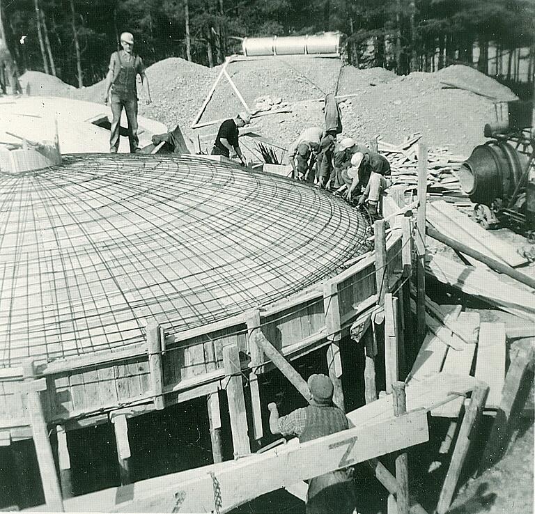 Den Bau des Hochbehälters übernahm in den Jahren 1953 und 1954 die Firma Zöller aus Marktheidenfeld. Den Bau des Hochbehälters übernahm in den Jahren 1953 und 1954 die Firma Zöller aus Marktheidenfeld.