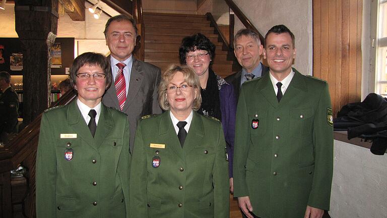Vor acht Jahren in der Rüstkammer des Alten Rathauses in Gerolzhofen, als die Polizei noch grüne Uniformen trug: Erstmals übernimmt eine Frau die Leitung einer Polizeidienststelle in Unterfranken. Das Bild zeigt (vorne von links) Margit Endres, die damalige Polizeipräsidentin Liliane Matthes und den bisherigen Gerolzhöfer Dienststellenleiter Jochen Dietrich sowie (hinten) den damaligen Landrat Harald Leitherer, Gerolzhofens Bürgermeisterin Irmgard Krammer und den Landtagsabgeordneten Otto Hünnerkopf. Vor acht Jahren in der Rüstkammer des Alten Rathauses in Gerolzhofen, als die Polizei noch grüne Uniformen trug: Erstmals übernimmt eine Frau die Leitung einer Polizeidienststelle in Unterfranken. Das Bild zeigt (vorne von links) Margit Endres, die damalige Polizeipräsidentin Liliane Matthes und den bisherigen Gerolzhöfer Dienststellenleiter Jochen Dietrich sowie (hinten) den damaligen Landrat Harald Leitherer, Gerolzhofens Bürgermeisterin Irmgard Krammer und den Landtagsabgeordneten Otto Hünnerkopf.