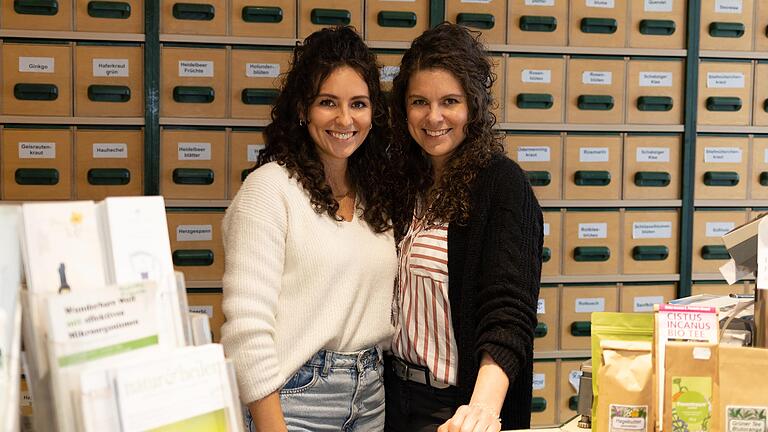 Romina Dollhopf (links) und Sabrina Dollhopf (rechts) übernehmen die Kräuterwelt in der Bronnbacher Gasse.