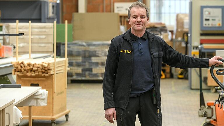 Michael Schneider ist Betriebsleiter der Schreinerei. Er hat die Aufsicht über sieben Gefangene, die hier beschäftigt sind.