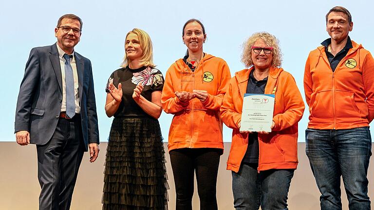 Die TierTafel Würzburg erhielt den Förderpreis der Main-Post. Die Laudatio hielt Torsten Schleicher, Leiter der Redaktion Würzburg (links).&nbsp;