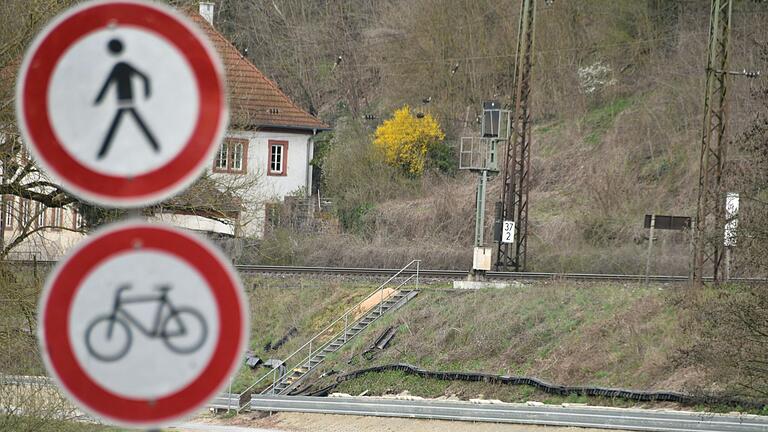 Die Sperrung auf Wernfelder Seite beginnt kurz hinter dem Sportplatz des TSV. Von dort sieht man bereits die Baustelle. Die Sperrung auf Wernfelder Seite beginnt kurz hinter dem Sportplatz des TSV. Von dort sieht man bereits die Baustelle.