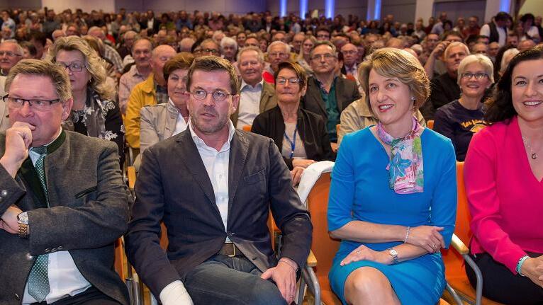 Der Name zieht noch: Karl-Theodor zu Guttenberg mit MdL Gerhard Eck (links) und den MdB Anja Weisgerber und Dorothee Bär vor vollem Haus im Schweinfurter Konferenzzentrum.