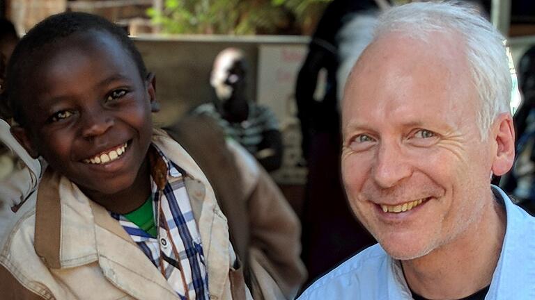 Der Würzburger Dieter Wenderlein von der Gemeinschaft Sant'Egidio bei einem seiner Auslandseinsätze in Afrika.