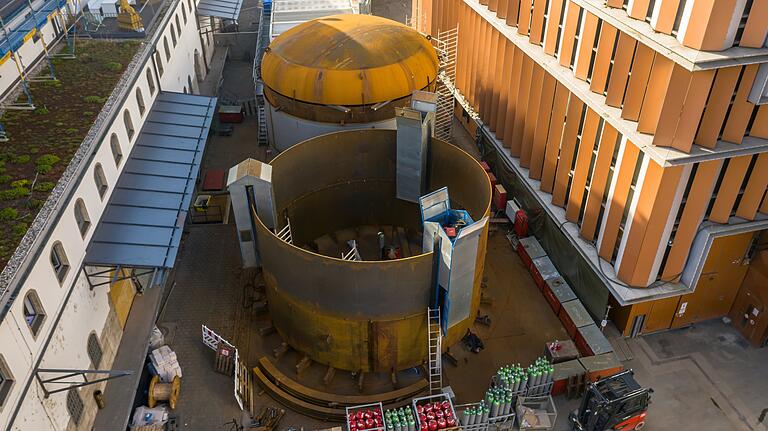 Die Speicherteile werden im Betriebshof zwischen Heizkraftwerk und ehemaligem Zollamt vorgefertigt. Die Speicherteile werden im Betriebshof zwischen Heizkraftwerk und ehemaligem Zollamt vorgefertigt.