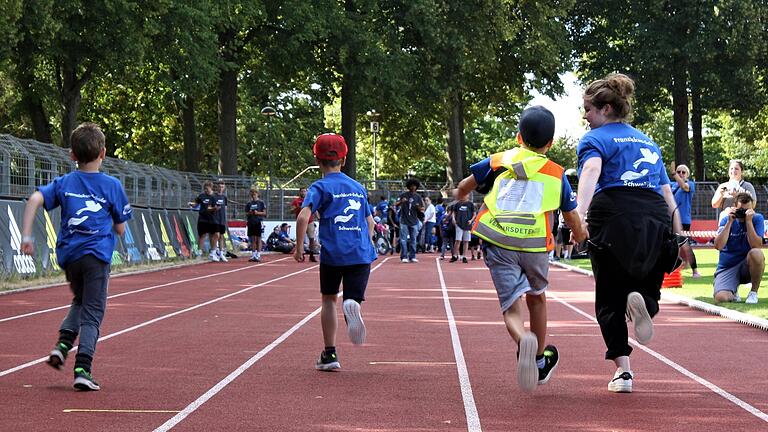 Die Sportler geben ihr Bestes beim 50-Meter-Lauf. Die Sportler geben ihr Bestes beim 50-Meter-Lauf.