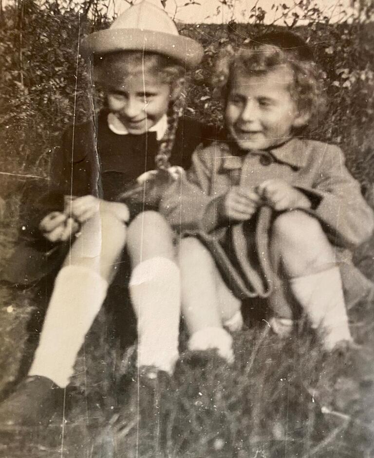 Irmgard mit ihrem Bruder Dieter in Weipert 1945, ein halbes Jahr vor der Ausweisung. Damals hätten sie noch ordentliche Kleidung gehabt. Irmgard mit ihrem Bruder Dieter in Weipert 1945, ein halbes Jahr vor der Ausweisung. Damals hätten sie noch ordentliche Kleidung gehabt.