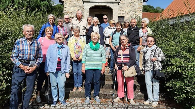 Im Bild: Reisefreunde Mellrichstadt vor dem Kirchlein in Brüchs. Im Bild: Reisefreunde Mellrichstadt vor dem Kirchlein in Brüchs.