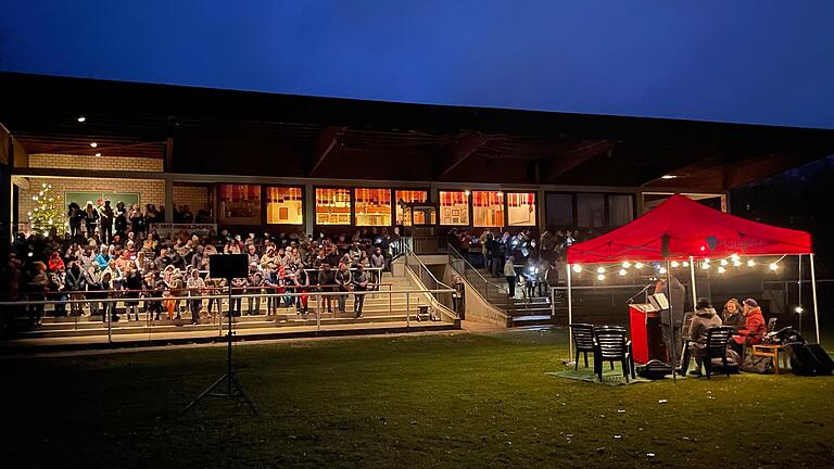 Zu einer 'Besinnlichen Weihnacht im Stadion' kamen rund 250 Personen auf die Tribüne an Heiligabend. Zum inzwischen vierten Mal hatten die Katholische Pfarrgemeinde und der FC Gerolzhofen zu diesem besonderen Gottesdienst eingeladen. Zu einer 'Besinnlichen Weihnacht im Stadion' kamen rund 250 Personen auf die Tribüne an Heiligabend. Zum inzwischen vierten Mal hatten die Katholische Pfarrgemeinde und der FC Gerolzhofen zu diesem besonderen Gottesdienst eingeladen.