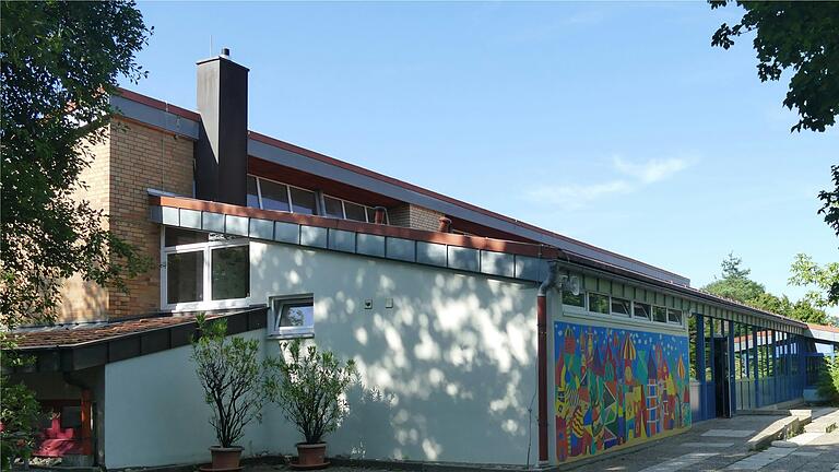 An der Mittelschule Buchbrunn unterrichten 14 Lehrerinnen und Lehrer 99 Schülerinnen und Schüler. An der Mittelschule Buchbrunn unterrichten 14 Lehrerinnen und Lehrer 99 Schülerinnen und Schüler.