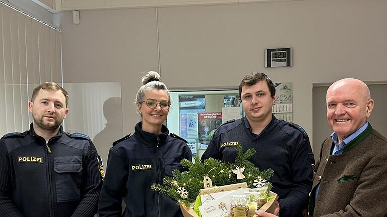 In Bad Königshofen nahmen (von links) Polizeihauptmeister Klaus Hau, Polizeioberkommissarin Tanja Schnaus und Polizeiobermeister Liam Seifert das Dankeschön des Landkreischefs entgegen. In Bad Königshofen nahmen (von links) Polizeihauptmeister Klaus Hau, Polizeioberkommissarin Tanja Schnaus und Polizeiobermeister Liam Seifert das Dankeschön des Landkreischefs entgegen.