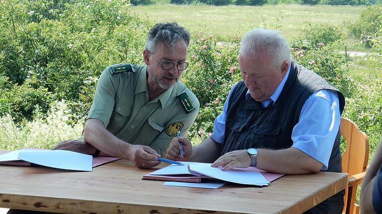 Gunther Brinkmann und Alfred Herberg (von links) unterzeichneten auf dem Brönnhof die Vereinbarung zur Betreuung der Naturerbeflächen in Deutschland. Gunther Brinkmann und Alfred Herberg (von links) unterzeichneten auf dem Brönnhof die Vereinbarung zur Betreuung der Naturerbeflächen in Deutschland.