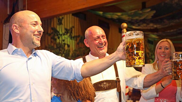 Ein Hoch auf die Gastronomie: Alexander Hoffmann (links) hier beim Bieranstich in der Musikhalle Gambach. Ein Hoch auf die Gastronomie: Alexander Hoffmann (links) hier beim Bieranstich in der Musikhalle Gambach.
