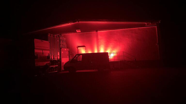 Der Veranstaltungstechniker Philipp Riedl (Firma Pase) tauchte seine Lagerhalle ebenfalls in rotes Licht.