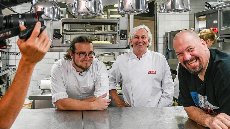ProSieben berichtet über das Ausbildungskonzept im Würzburger Restaurant 'Reisers am Stein': Azubi Timo Weingard (v.l.), Sternekoch Bernhard Reiser und Moderator 'Jumbo' Schreiner beim Dreh. ProSieben berichtet über das Ausbildungskonzept im Würzburger Restaurant 'Reisers am Stein': Azubi Timo Weingard (v.l.), Sternekoch Bernhard Reiser und Moderator 'Jumbo' Schreiner beim Dreh.