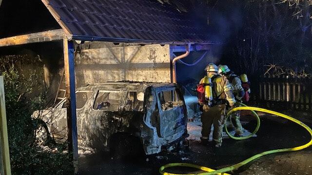 Beim Brand dieser Garage mit Carport wurden Mittwochnacht auch zwei Pkw zerstört. Mittlerweile ist sich die Polizei sicher: Es war Brandstiftung.
