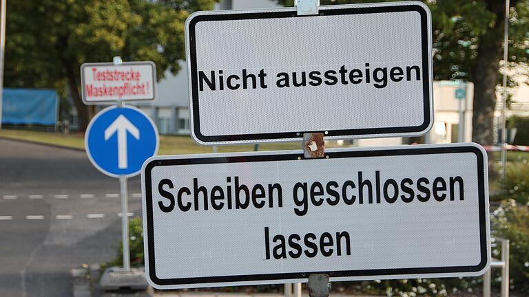 Aussteigen nicht erwünscht: Schilder auf der Corona-Teststrecke in Marktheidenfeld. Aussteigen nicht erwünscht: Schilder auf der Corona-Teststrecke in Marktheidenfeld.