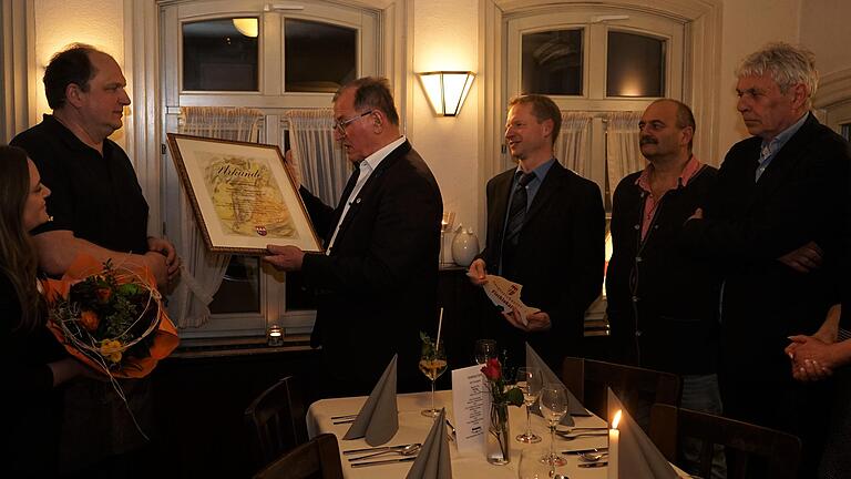 Nahmen den 'Goldenen Fisch' in Empfang (von links): die Wirtsleute Elvira und Thomas Karpf vom Bräustüble, mit Bezirkstagspräsident Erwin Dotzel, Fischereifachberater Michael Kolasha, Fischereipräsident Willi Stein und Dehoga-Bezirksgeschäftsführer Michael Schwägerl. Nahmen den 'Goldenen Fisch' in Empfang (von links): die Wirtsleute Elvira und Thomas Karpf vom Bräustüble, mit Bezirkstagspräsident Erwin Dotzel, Fischereifachberater Michael Kolasha, Fischereipräsident Willi Stein und Dehoga-Bezirksgeschäftsführer Michael Schwägerl.