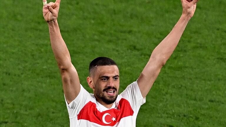 Euro 2024: Österreich - Türkei - Der Torjubel von Merih Demiral löste einen Eklat aus. Euro 2024: Österreich - Türkei - Der Torjubel von Merih Demiral löste einen Eklat aus.