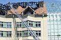 Während die Feuerwehr den Brandort am Samstag beobachtete, wurde in den unteren Stockwerken wieder gearbeitet.