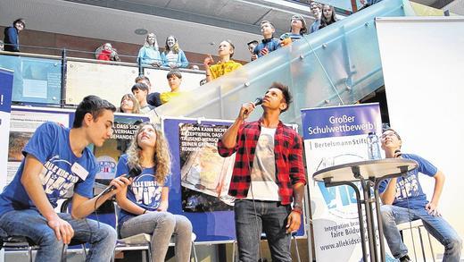 Stellte sich den Fragen: Taff-Moderator Daniel Aminati begeisterte als Botschafter der Bertelsmann Stiftung im Gymnasium Veitshöchheim.