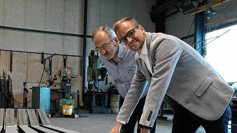 Der alte und der neue Chef in der Werkstatt: Karl-Heinz (links) und Markus Bock studieren Baupläne.