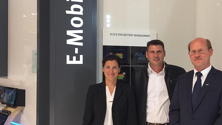 Neustädter Trio: Bianca Benkert, Jörg Geier und Ronald Schaare auf dem Messestand der Firma Preh auf der IAA.
