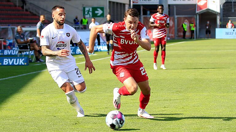 In diesem Trikot hatte er keinen Erfolg: Florian Flecker (rechts, gegen Aues Calogero Rizzuto) hat die Würzburger Kickers wieder verlassen und läuft für seinen österreichischen Ex-Klub TSV Hartberg auf. In diesem Trikot hatte er keinen Erfolg: Florian Flecker (rechts, gegen Aues Calogero Rizzuto) hat die Würzburger Kickers wieder verlassen und läuft für seinen österreichischen Ex-Klub TSV Hartberg auf.