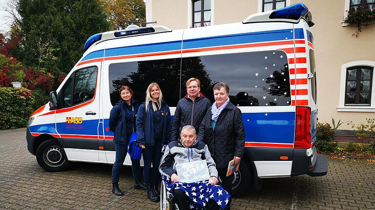 Ein für alle Beteiligten unvergesslicher Tag wurde vom ASB-Wünschewagen Franken für Rudolf (vorne) und Gudrun Pagel (rechts) aus Mittelstreu organisiert. Sie durften die Wallfahrtskirche „Maria im Sand“ in Dettelbach besuchen, wo sie von Pfarrer Uwe Hartmann (Zweiter von rechts) empfangen wurden. Begleitet wurde das Ehepaar von den ehrenamtlichen ASB-Mitarbeiterinnen Lucia Taschner und Julia Kraus (hinten von links). Ein für alle Beteiligten unvergesslicher Tag wurde vom ASB-Wünschewagen Franken für Rudolf (vorne) und Gudrun Pagel (rechts) aus Mittelstreu organisiert. Sie durften die Wallfahrtskirche „Maria im Sand“ in Dettelbach besuchen, wo sie von Pfarrer Uwe Hartmann (Zweiter von rechts) empfangen wurden. Begleitet wurde das Ehepaar von den ehrenamtlichen ASB-Mitarbeiterinnen Lucia Taschner und Julia Kraus (hinten von links).