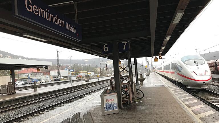 Ausnahmsweise mal ein ICE im Bahnhof Gemünden. Ausnahmsweise mal ein ICE im Bahnhof Gemünden.