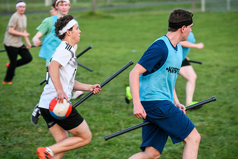 Eine Beispiel-Szene vom Quidditch beim Hochschulsport an der Uni Würzburg. Eine Beispiel-Szene vom Quidditch beim Hochschulsport an der Uni Würzburg.