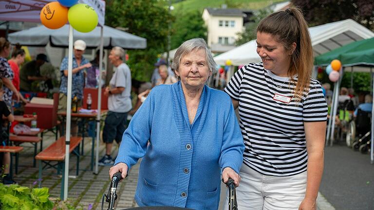Gelungener Festtag: Mit einem großen Straßenfest feierte das AWO-Sozialzentrum Jung und Alt dreißig Jahre Pflege. Im Bild: Franziska Fenn (rechts) begleitet eine Bewohnerin. Gelungener Festtag: Mit einem großen Straßenfest feierte das AWO-Sozialzentrum Jung und Alt dreißig Jahre Pflege. Im Bild: Franziska Fenn (rechts) begleitet eine Bewohnerin.