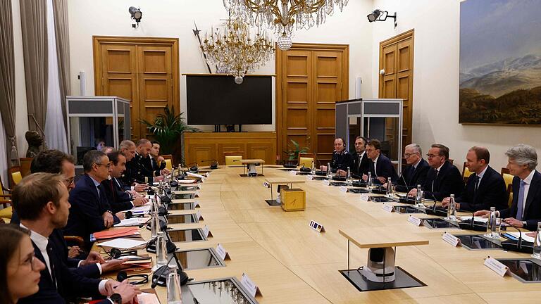 Verteidigungsminister Pistorius in Frankreich - Kurz nach dem Wahlausgang in den USA brach Verteidigungsminister Pistorius zu Beratungen nach Paris auf. Verteidigungsminister Pistorius in Frankreich - Kurz nach dem Wahlausgang in den USA brach Verteidigungsminister Pistorius zu Beratungen nach Paris auf.