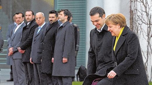 Schritt vorwärts: Bundeskanzlerin Angela Merkel (CDU) empfängt den griechischen Ministerpräsidenten Alexis Tsipras zu seinem Antrittsbesuch in Berlin vor dem Bundeskanzleramt.
