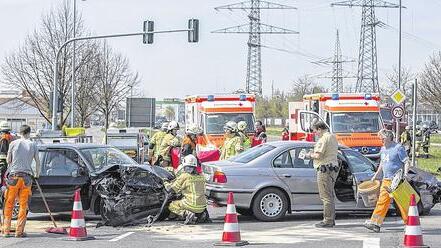 Die Befürchtung, dass die Fahrerin des total demolierten VW Lupo im Auto eingeklemmt ist, stellte sich als unbegründet heraus. Dennoch musste die Frau ins Krankenhaus Haßfurt eingeliefert werden. Die Befürchtung, dass die Fahrerin des total demolierten VW Lupo im Auto eingeklemmt ist, stellte sich als unbegründet heraus. Dennoch musste die Frau ins Krankenhaus Haßfurt eingeliefert werden.