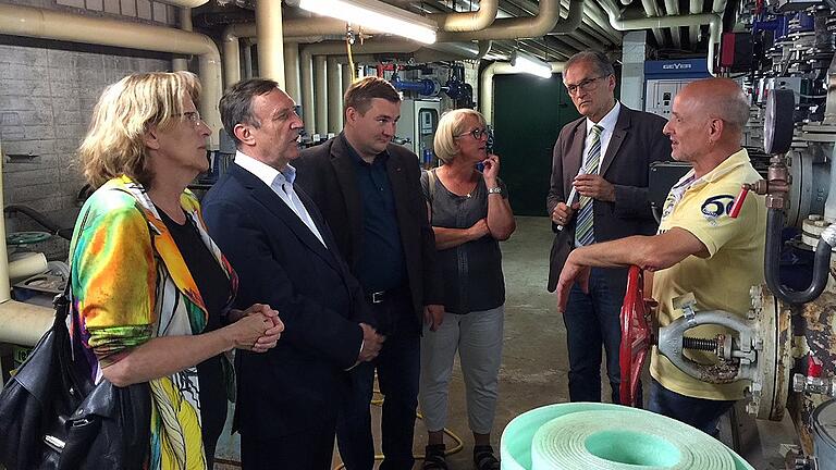 Die Technik im Mellrichstädter Schwimmbad ist veraltet, der Betrieb nur schwer am Laufen zu halten. Betriebsleiter Wolfgang Fritz und Bürgermeister Eberhard Streit (von rechts) informierten die Landtagsabgeordneten Kathi Petersen und Christoph Rabenstein, Kreisrat René van Eckert und Stadträtin Karoline Karg (von links) über die Schwierigkeiten, neueste Auflagen umzusetzen. Die Technik im Mellrichstädter Schwimmbad ist veraltet, der Betrieb nur schwer am Laufen zu halten. Betriebsleiter Wolfgang Fritz und Bürgermeister Eberhard Streit (von rechts) informierten die Landtagsabgeordneten Kathi Petersen und Christoph Rabenstein, Kreisrat René van Eckert und Stadträtin Karoline Karg (von links) über die Schwierigkeiten, neueste Auflagen umzusetzen.