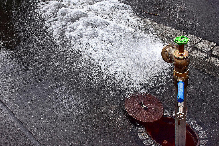 Egal, ob Oberflur- oder, wie hier, ein Unterflurhydrant: Das Wasser, das daraus fließt, stammt aus dem öffentlichen Leitungsnetz für die Trinkwasserversorgung. Egal, ob Oberflur- oder, wie hier, ein Unterflurhydrant: Das Wasser, das daraus fließt, stammt aus dem öffentlichen Leitungsnetz für die Trinkwasserversorgung.