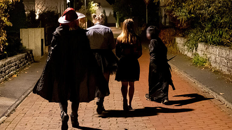 382222874.jpg - An Halloween ziehen Kinder für Süßigkeiten um die Häuser. Dabei kommt es auch immer wieder zu Streichen, die Sachbeschädigungen nach sich ziehen können. 382222874.jpg - An Halloween ziehen Kinder für Süßigkeiten um die Häuser. Dabei kommt es auch immer wieder zu Streichen, die Sachbeschädigungen nach sich ziehen können.