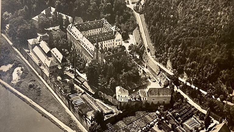 Das Luftbild des Kloster Oberzells aus dem Jahr 1936 zeigt auch die Veränderungen in der umliegenden Umgebung. Das Luftbild des Kloster Oberzells aus dem Jahr 1936 zeigt auch die Veränderungen in der umliegenden Umgebung.