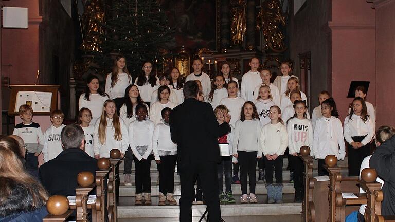 Erstmals gab es ein gemeinsames Chorprojekt mit dem MPG-Unterstufenchor sowie der Malbach-Grundschule. Die jungen Sänger bezauberten ihr Publikum. Erstmals gab es ein gemeinsames Chorprojekt mit dem MPG-Unterstufenchor sowie der Malbach-Grundschule. Die jungen Sänger bezauberten ihr Publikum.